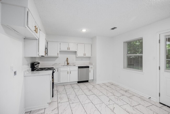 Building Photo - 3 bedroom, 2 bath recently updated in Horn...
