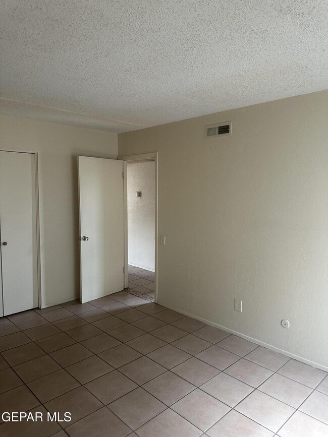 Building Photo - 10425 Ashwood Dr