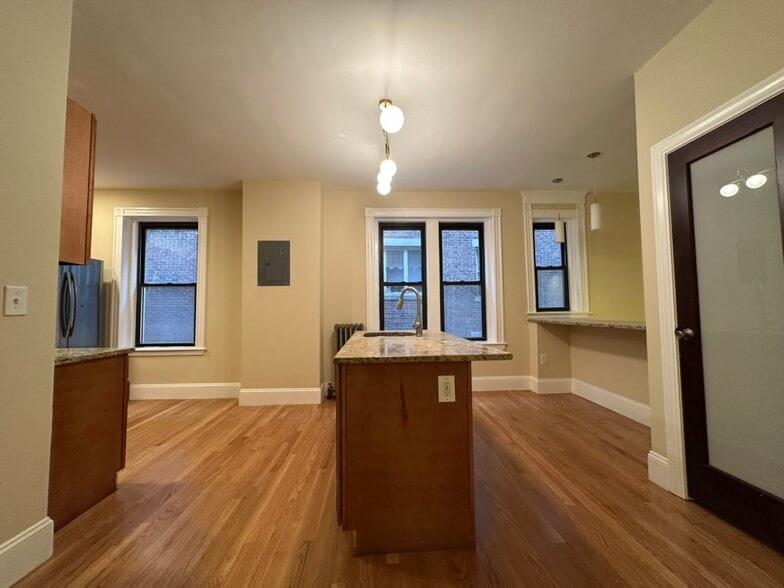 Building Photo - 184 Saint Paul St