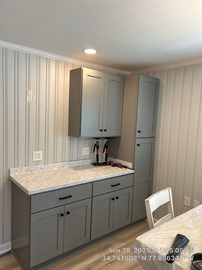 Building Photo - Updated 2 Bedroom, 1 Bath Home Locate Clos...