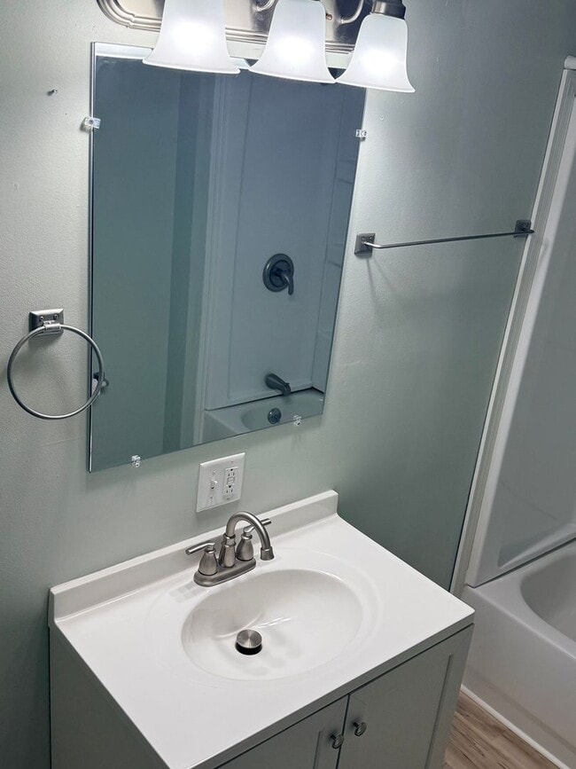 Building Photo - 2 Bedroom Apt - Utilities Paid