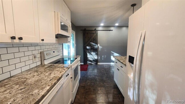 Building Photo - 6555 Manson Dr