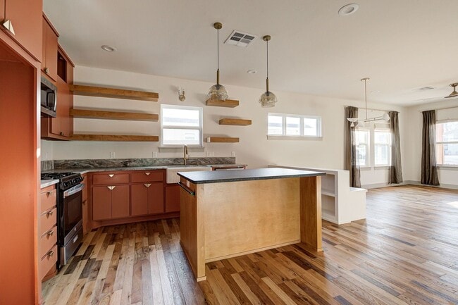 Building Photo - Unique home in OKC