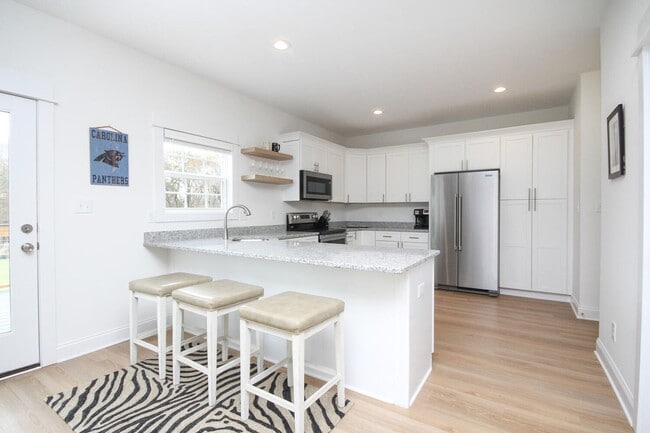 Building Photo - MOVE IN READY - LUXURY TOWNHOUSE!