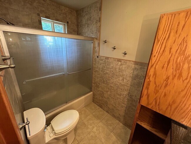 Building Photo - Charming 4 Bed, 1 Bath Home in Spokane Val...