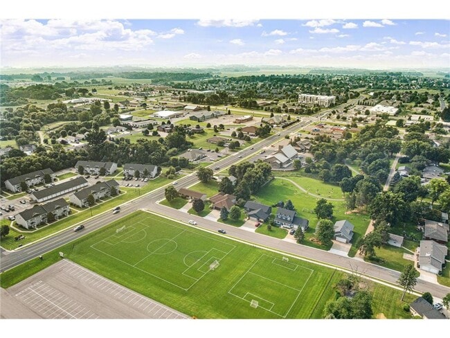 Building Photo - 1008 3rd St NE