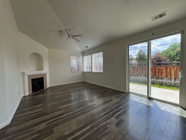 Building Photo - 3 Bed , 2 Bath in Wingfield Springs!