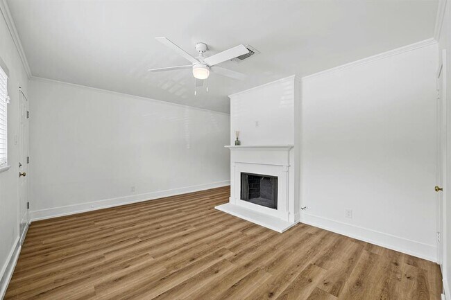 Building Photo - 2401 Winsted Ln