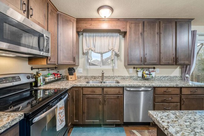 Building Photo - Beautiful 4 Bedroom Home in Sandy!