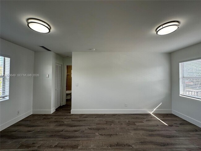 Building Photo - 5841 SW 36th Ct