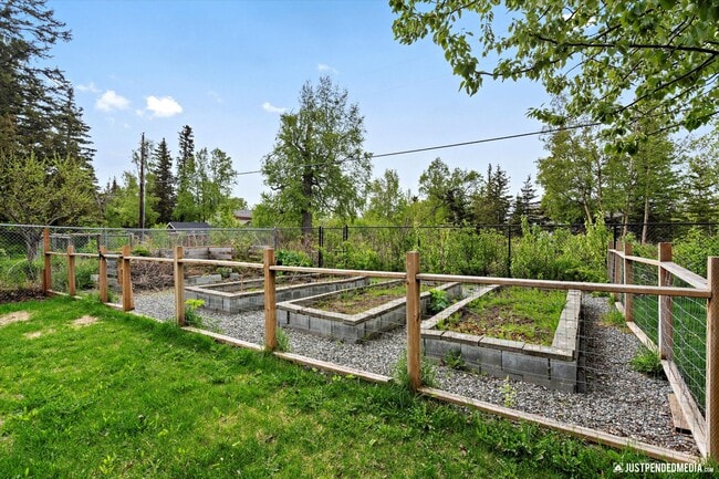 Building Photo - Hillside Retreat