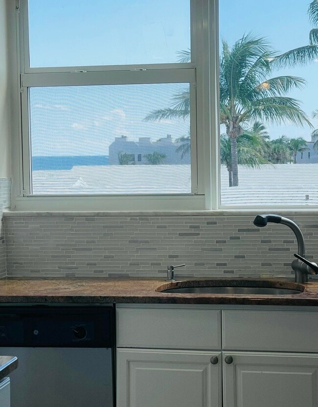 Building Photo - 1237 Hillsboro Mile