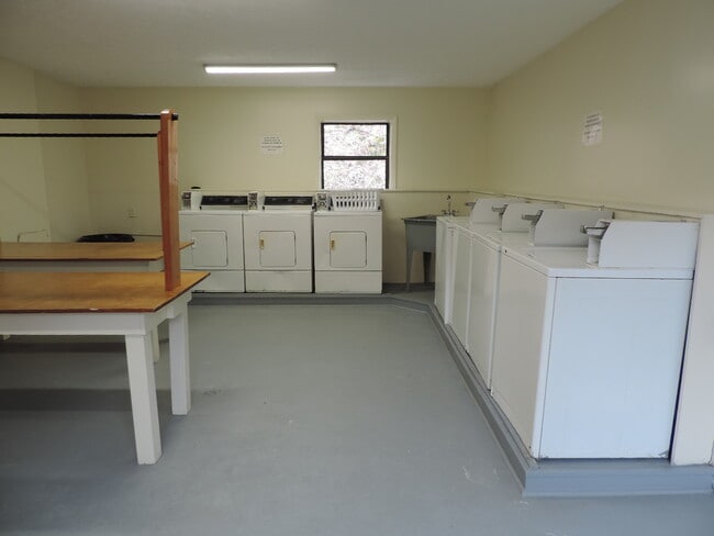 Building Photo - Desirable High Country Condo End Unit, Lar...
