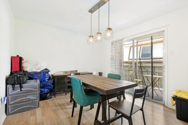 Building Photo - Welcome Home to this beautiful 2-bedroom, 2-bath Condo in highly sought-after Olmos Park Townhomes
