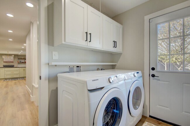 Building Photo - Gorgeous, updated home, turn-key and ready...