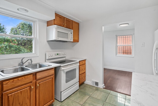 Building Photo - 5034 Ampere St