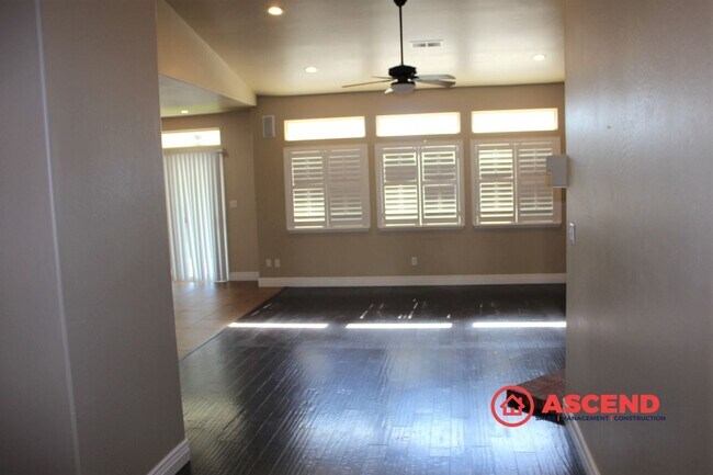 Building Photo - Beautiful 4 Bed / 2 Bath Home in Desirable Seven Oaks Community!