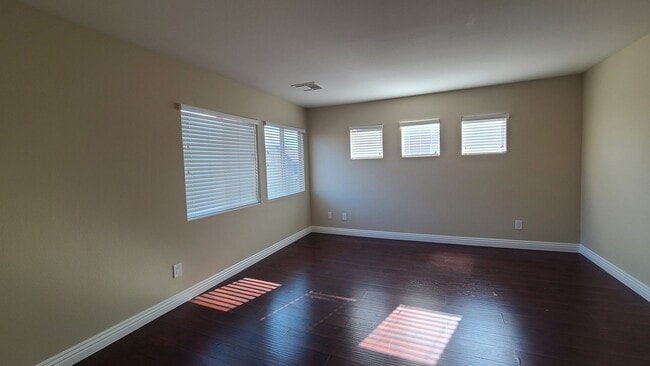Building Photo - 3 Bedroom home located near Mountains Edge.