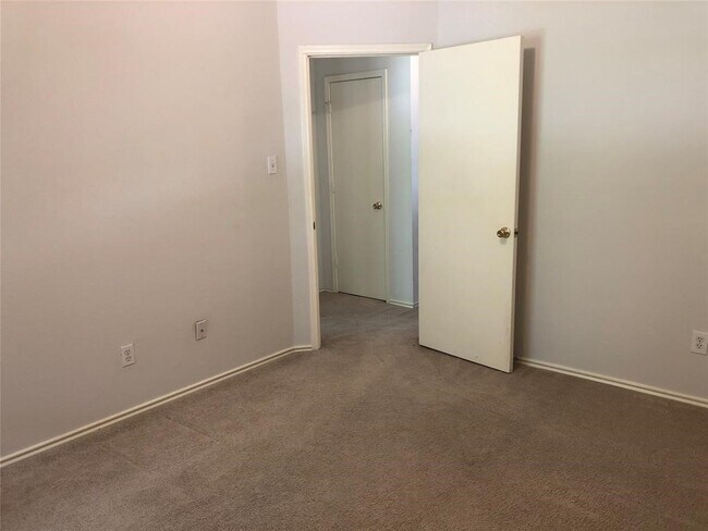 Building Photo - 5718 Silas Creek Ct