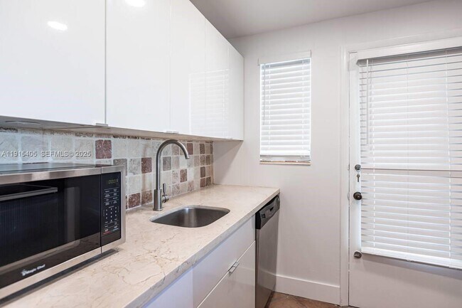 Building Photo - 1732 Meridian Ave