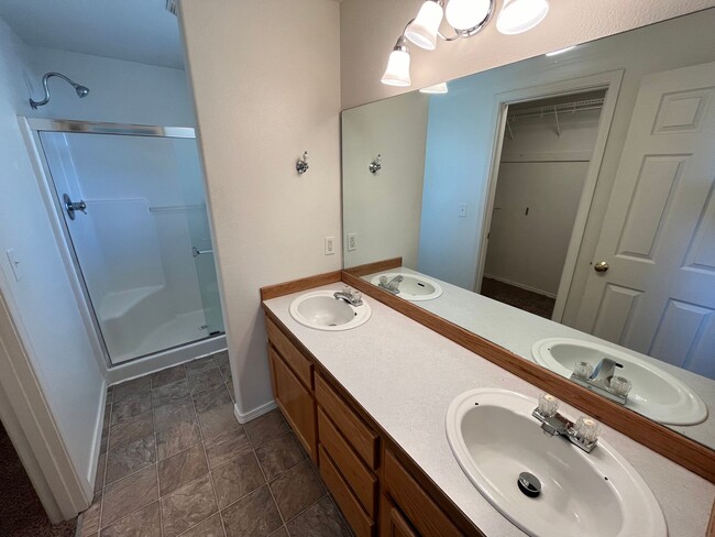 Building Photo - Cozy SE Bend 3 Bed/2 Bath Home on Large Co...