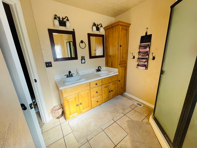 Master Bathroom - 2682 Southview Plz