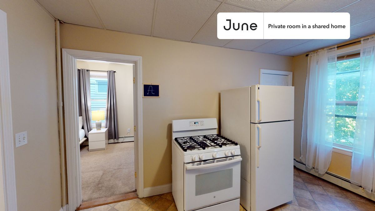 Building Photo - Private bedroom in 3 bed/1 bath Home