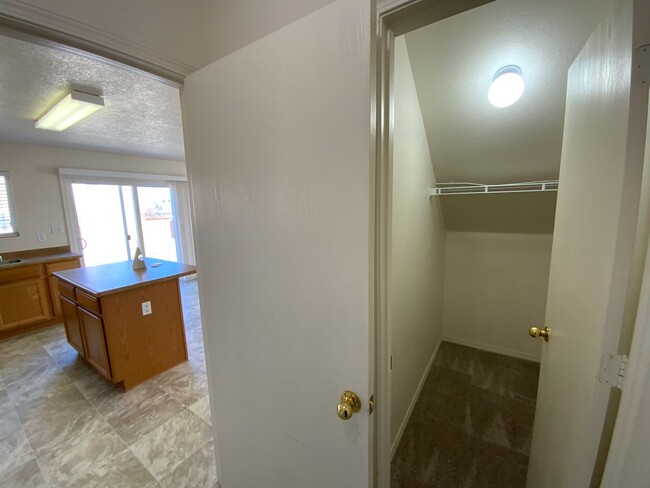 Building Photo - 3 Bedroom Home Near Unser Blvd SW & Tower ...