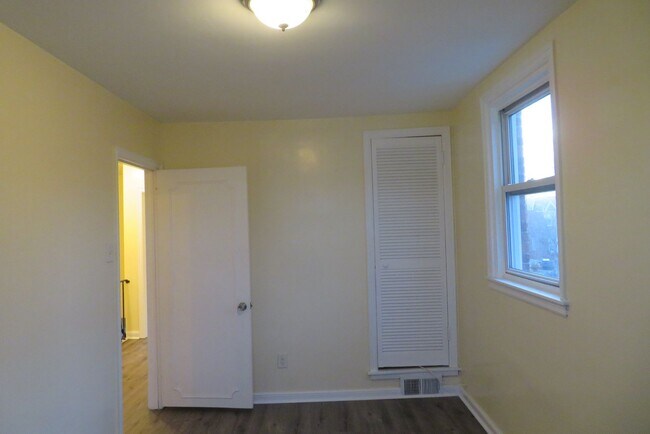 Building Photo - 1031 Disston St