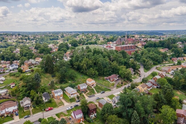 Building Photo - AVAILABLE SEPT 1ST!! GORGEOUS 3 BEDROOM IN...