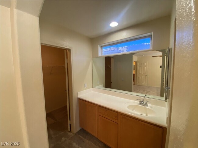 Building Photo - 3945 Bayamon St
