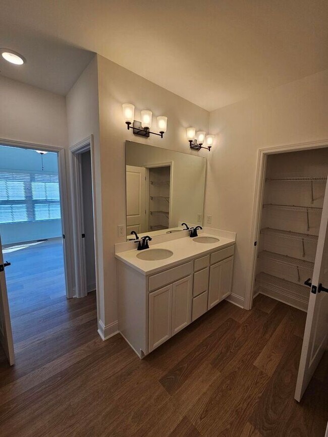 Building Photo - Modern Home in Karns – Washer & Dryer Incl...