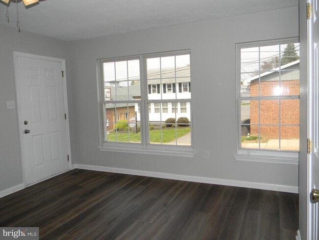 Building Photo - 104 W Main St