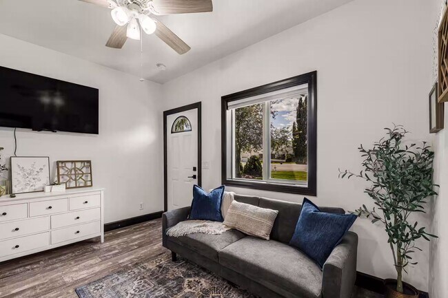 Building Photo - 304 Palomino Dr