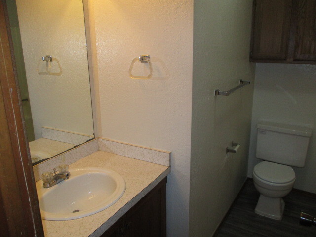 Building Photo - 716 Swan Lake Rd