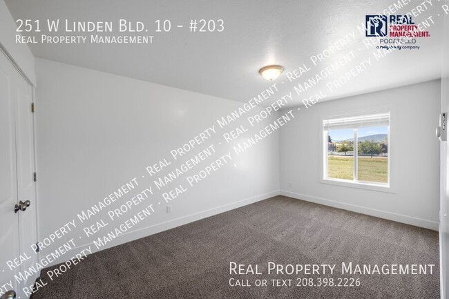 Building Photo - 251 W Linden Ave