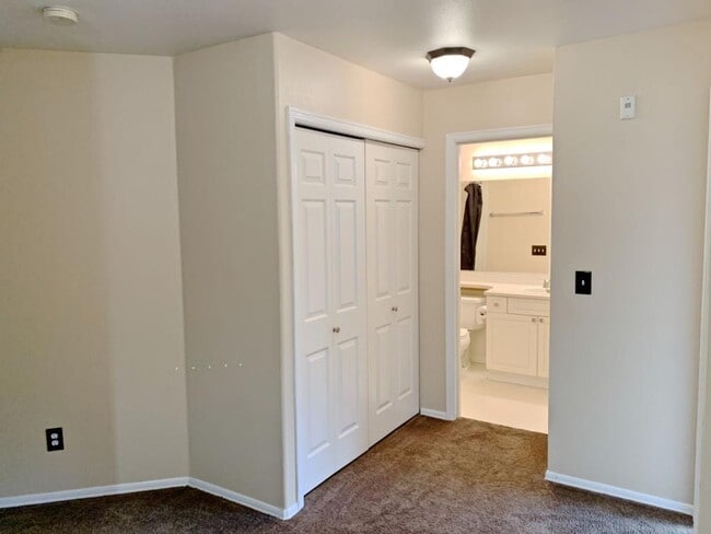 Building Photo - 18501 SE Newport Way