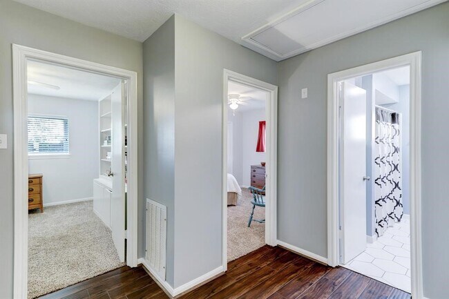 Building Photo - 9738 Derrik Dr