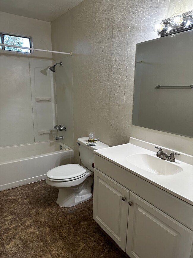 Building Photo - 2 BED 1 BATH - UPSTAIRS END UNIT & PET FRI...