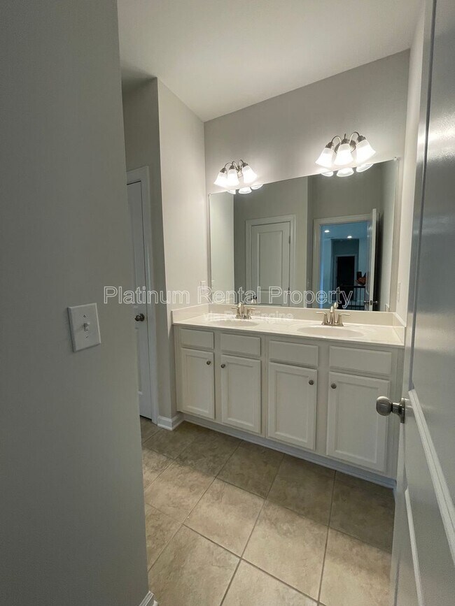 Building Photo - 1825 Dahlia Dr