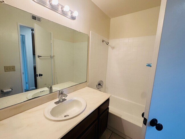 Building Photo - 4 Bedroom Cul-de-Sac Home in Mission Oaks