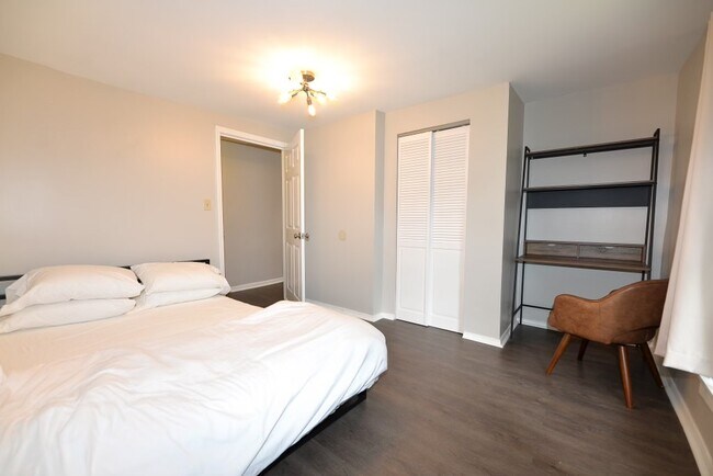 Building Photo - 912 Charlotte St