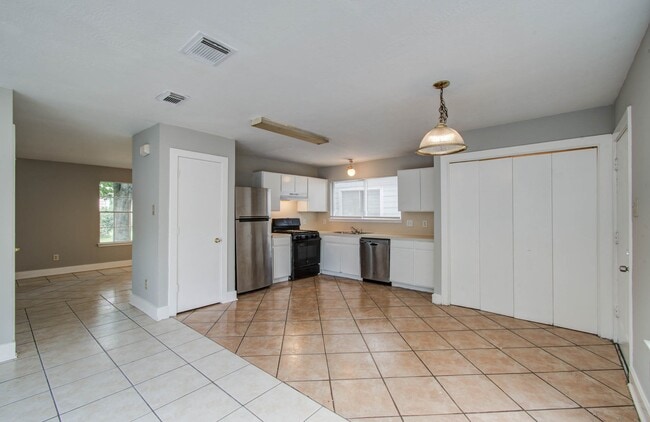 Building Photo - 15850 E Park Ct