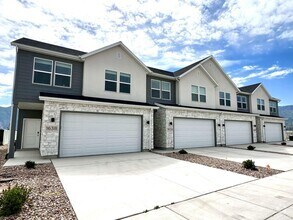 Building Photo - LOVELY TOWNHOME IN SALEM