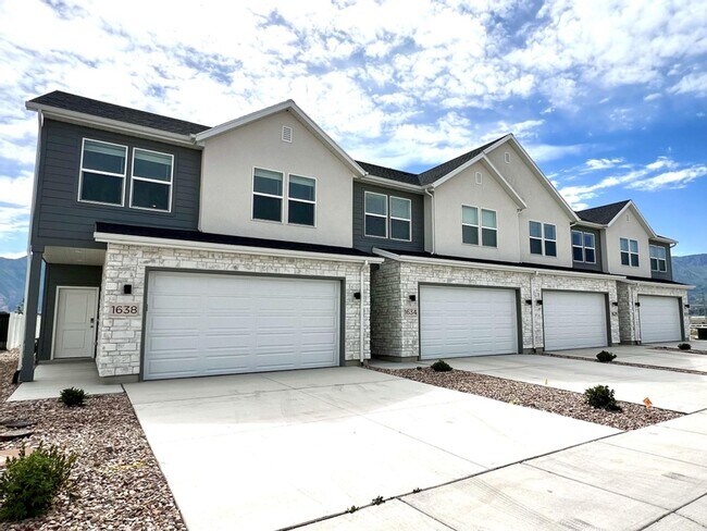 Primary Photo - LOVELY TOWNHOME IN SALEM