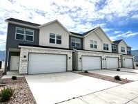 Building Photo - LOVELY TOWNHOME IN SALEM
