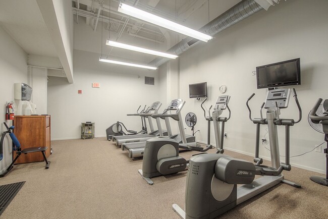 Building Photo - One Bedroom Unit in Wonderful Western Auto Lofts