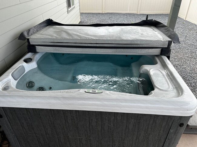 Building Photo - 3 bed/2 bath House with private Hot Tub