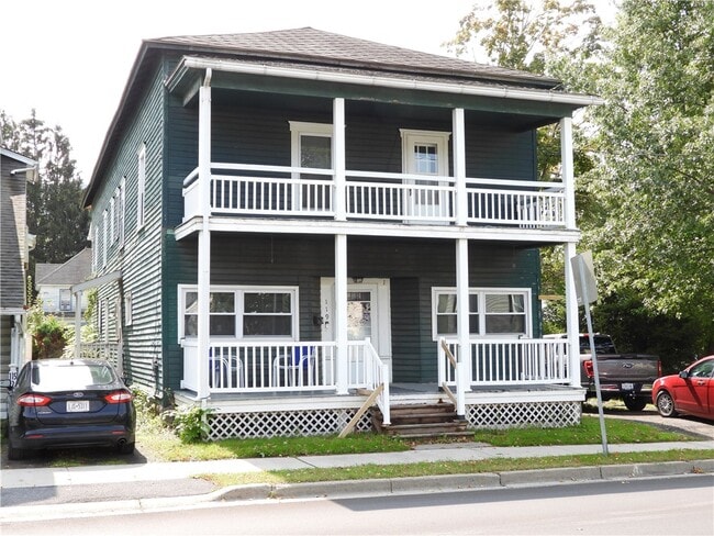 Building Photo - 119 River St