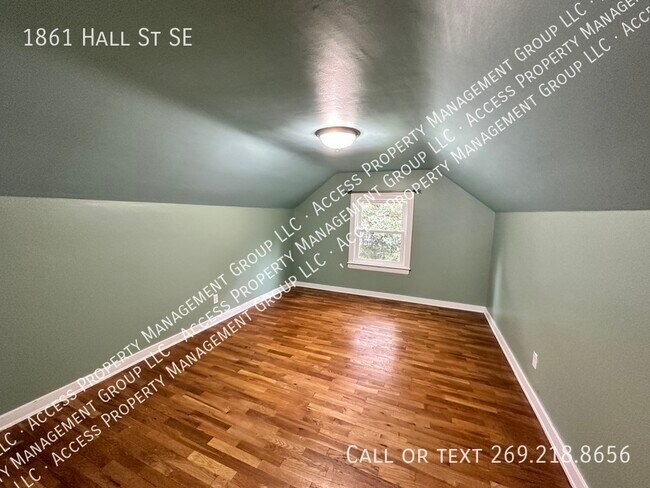 Building Photo - SE Side 3 Bedroom Home by East GR